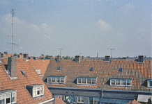 831237 Gezicht over de daken van enkele huizen aan de Sparstraat te Utrecht, vanaf het huis Ondiep 67bis; links de ...